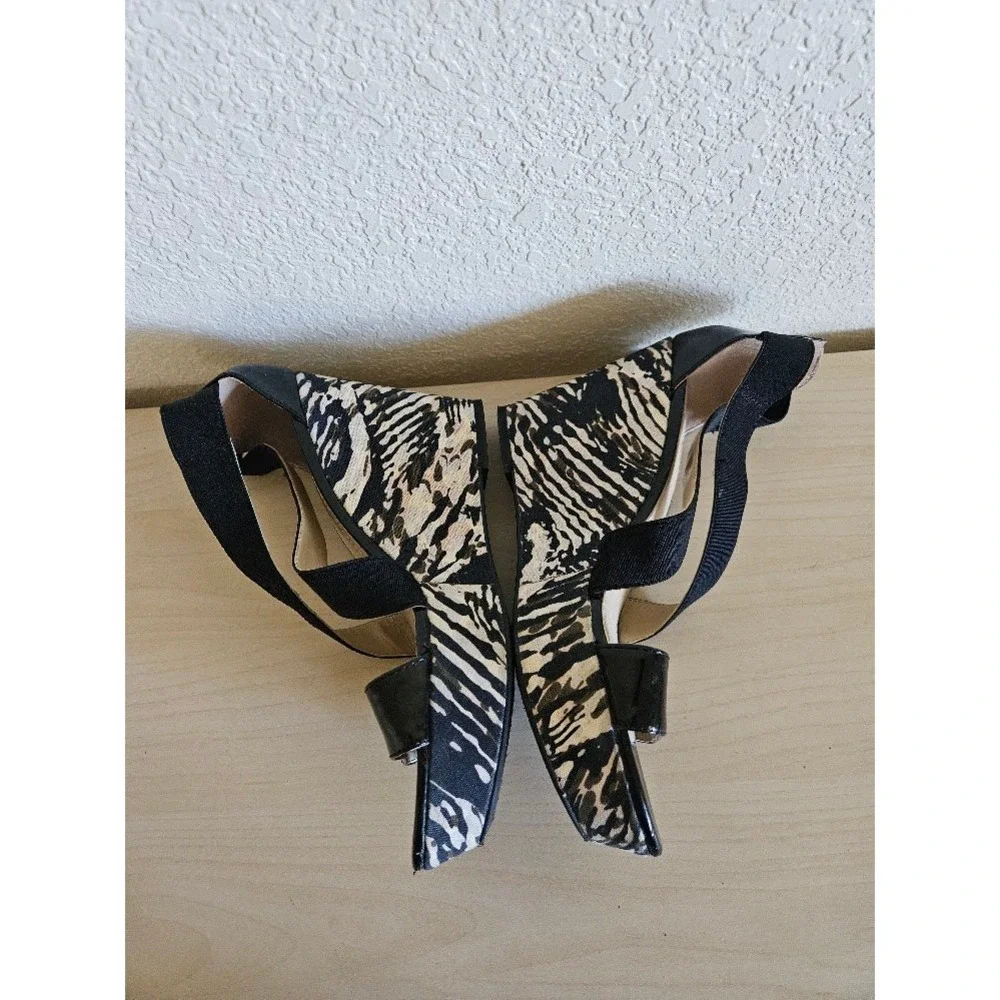 BCBGeneration Womens Zebra Print Wedge Sandals Black Patent Elastic Straps Sz 8